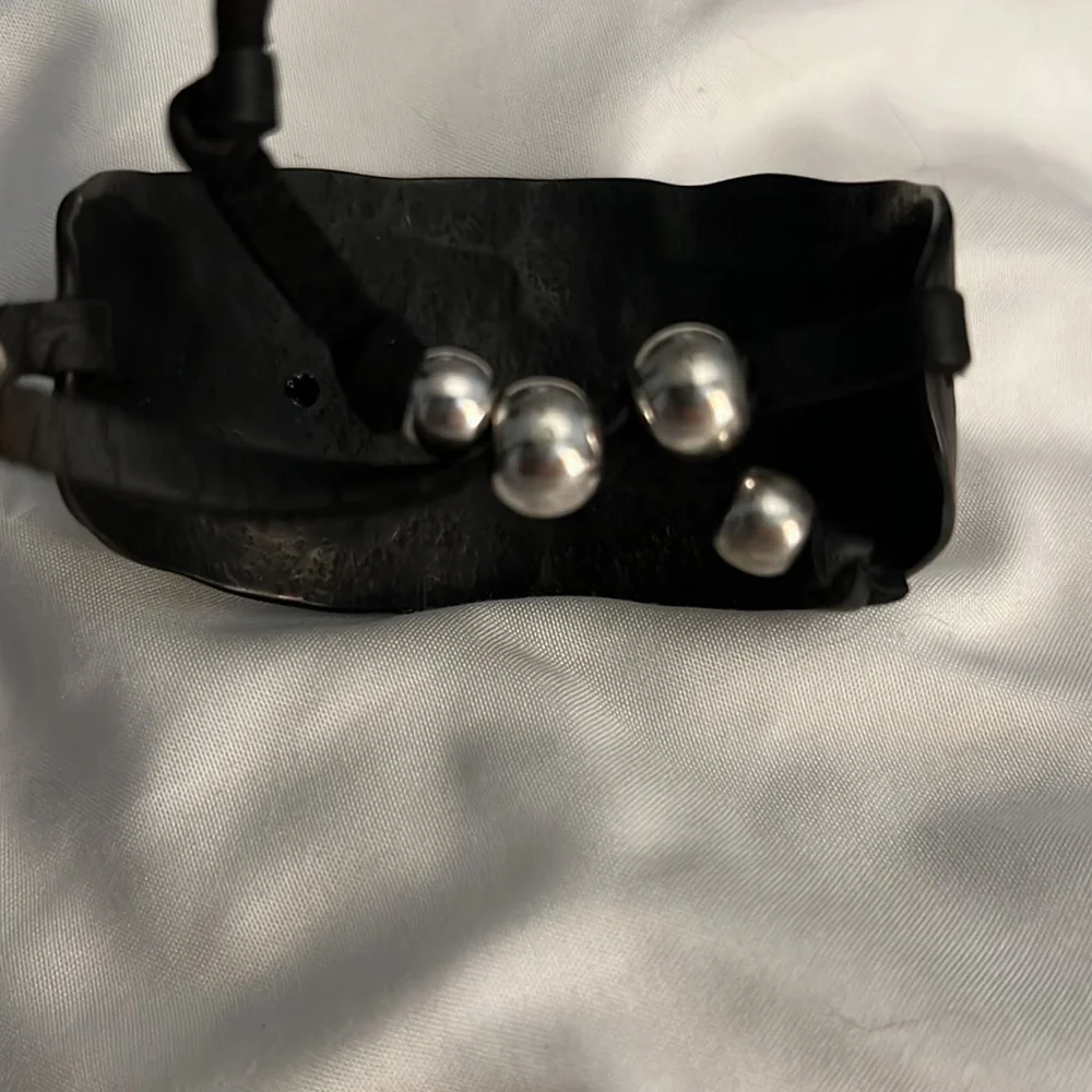 Bronze Cuff Bracelet With Olive Mother Of Pearl Leaf - Picture 2 of 5